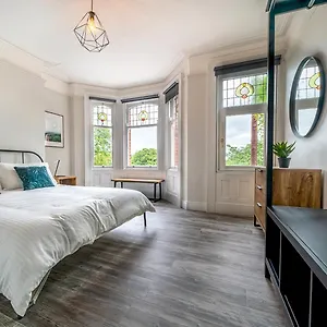 pass-the-keys-beautiful-4br-restored-red-brick-cafes-and-park.belfasthotelsireland.com/